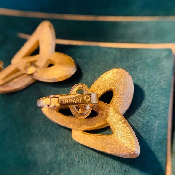 Vintage Crown Trifari Gold Loops Clip On Earrings - Picture 3 of 4